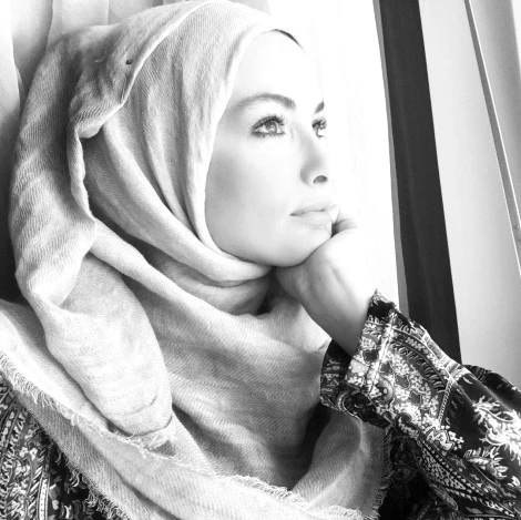 Gamze Özçelik Paylaştığı Tesettürlü Fotoğrafıyla Miraç Kandilini Kutladı